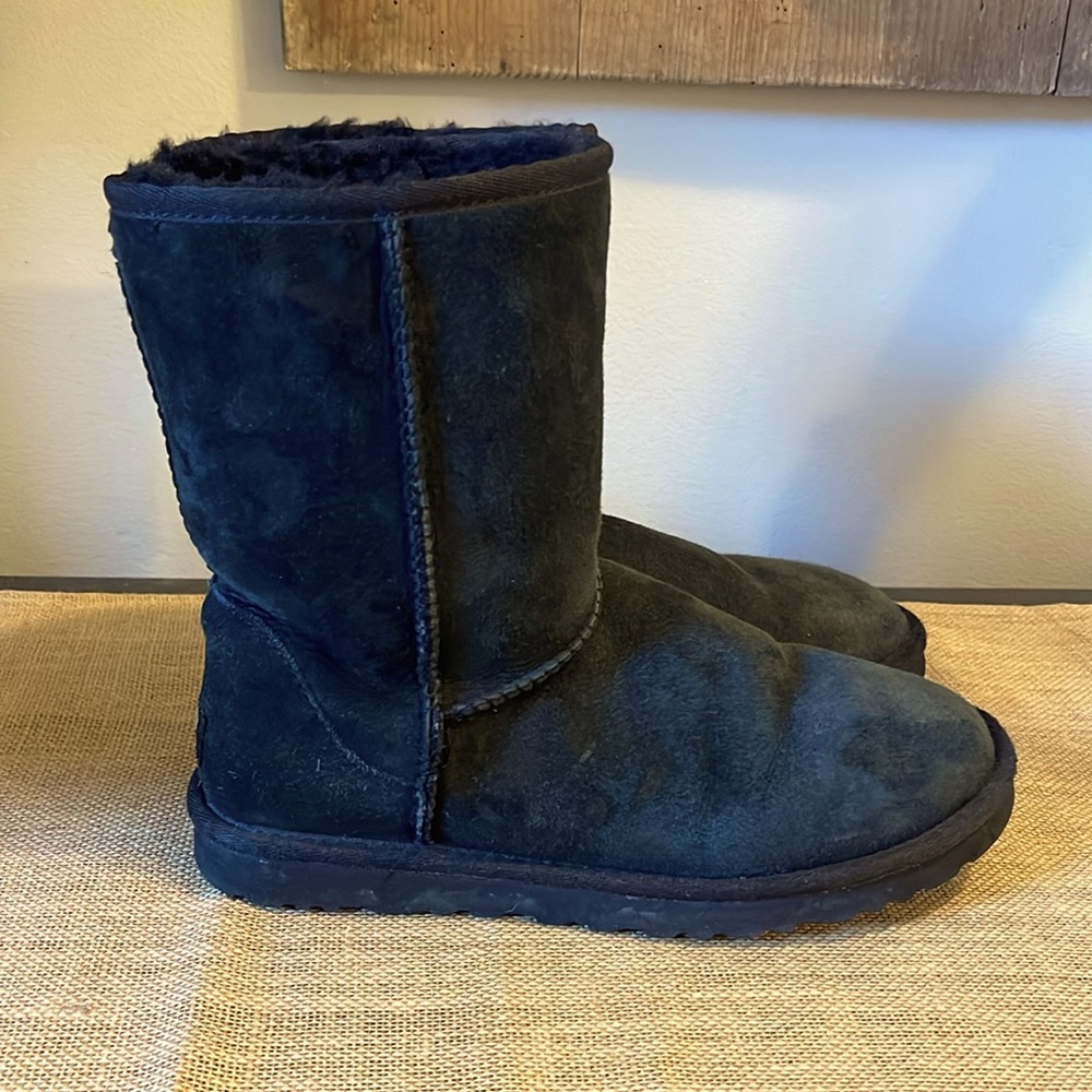 Ugg Classic Short boots. Authentic. Size 8. Great used condition. - Picture 4 of 7